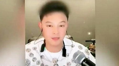 揭秘小🐔🐔伸进🈲18网站官方版:娱乐与争议的交汇点